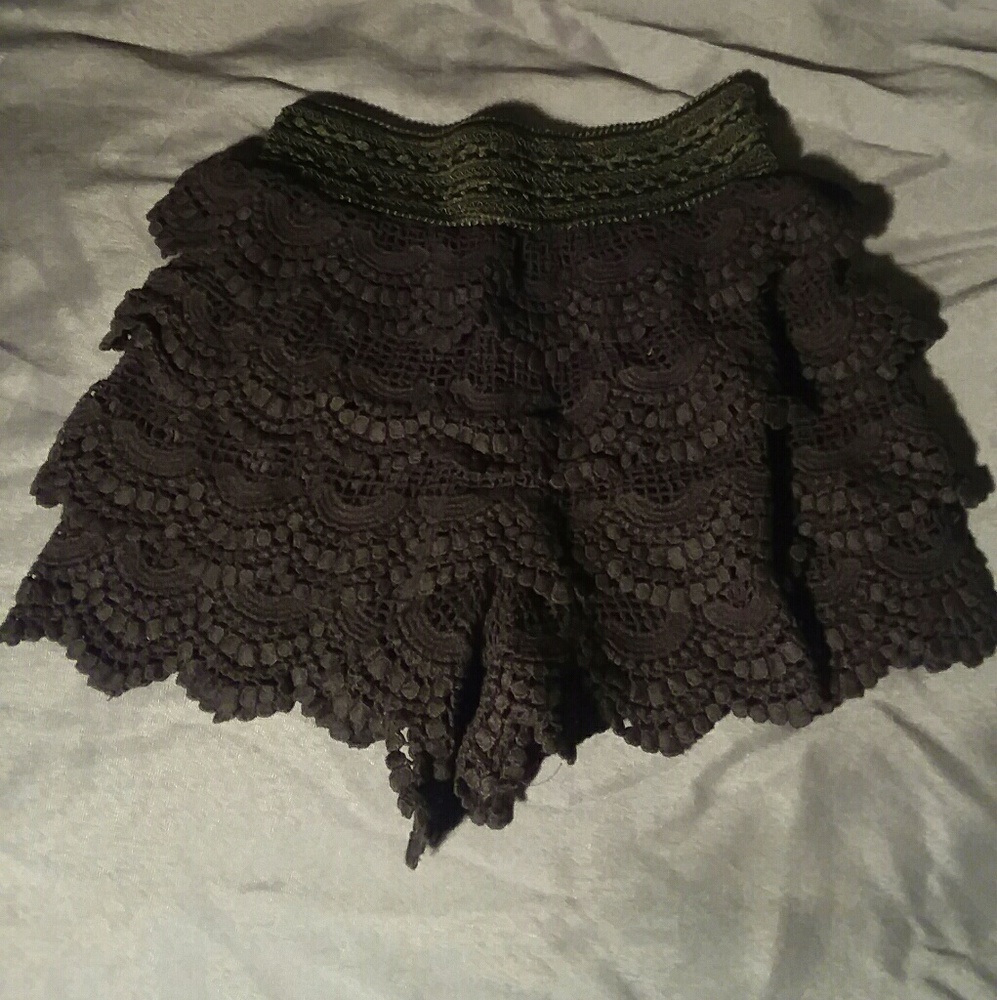 Rewind lace shorts